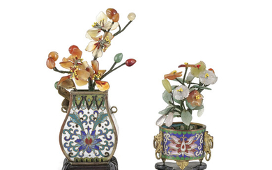 2 vases en émaux cloisonnés accueillant chacun un arbre fleuri, Chine, XXe s., h. 14,5 cm et 10 cm (avec fleurs)