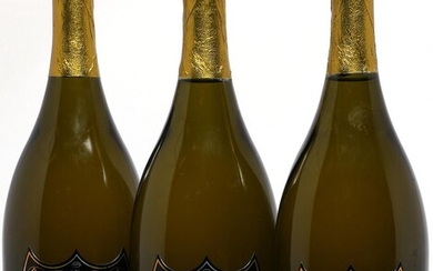 3 bts. Champagne Dom Pérignon, Moët et Chandon 2004 A (hf/in). Artist...