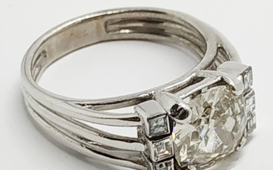 A platinum Art Deco 2.7 ct diamond ring