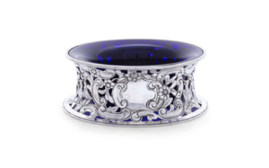 A SILVER DISH RING