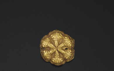 A SMALL CAST GOLD ORNAMENT, NORTHERN CHINA, 3RD CENTURY BC