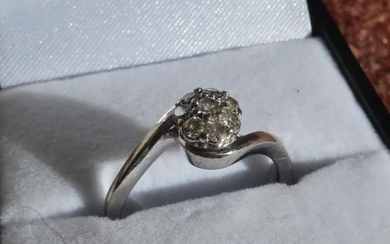 9ct white gold diamond flower head ring (size M...