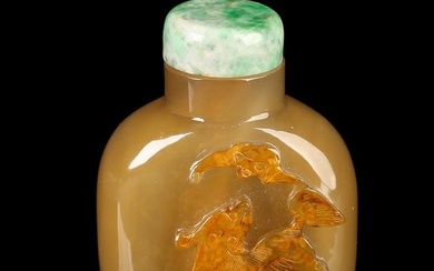 A CAMEO AGATE 'MYTHICAL BEAST AND BAT' SNUFF BOTTLE