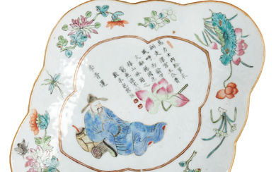 A CHINESE FAMILLE ROSE PORCELAIN QUATREFOIL FORM FOOTED DISH.