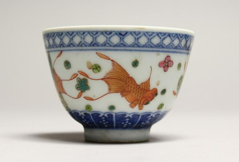A CHINESE PORCELAIN TEA BOWL decorated with fish.