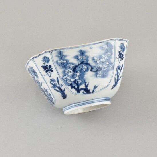 A Chinese blue and white “four seasons” square bowl - Porcelain - China - Kangxi (1662-1722)