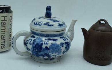 A Chinese porcelain blue and white Tea pot together with a Yixing Teapot 11cm (2).