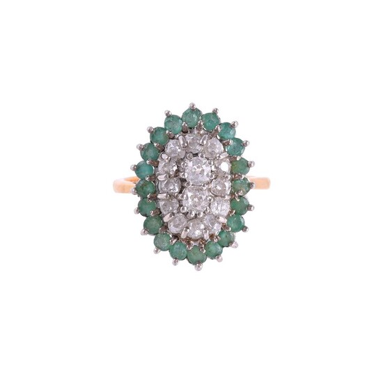 A DIAMOND AND EMERALD CLUSTER RING