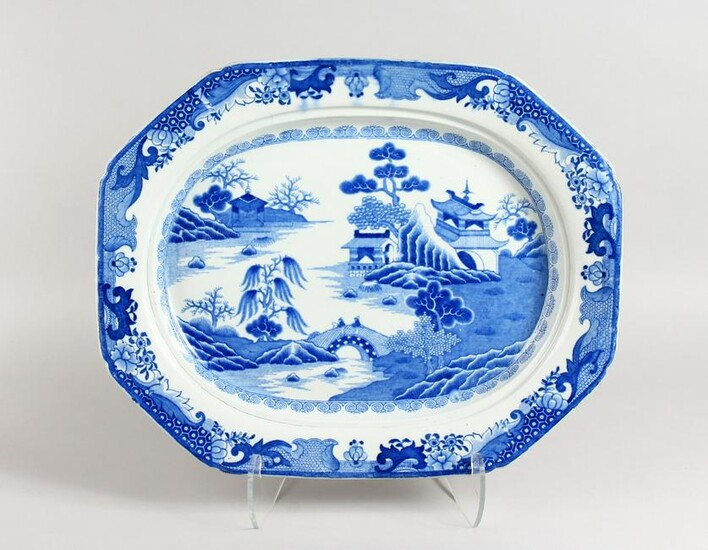 A GOOD WILLOW PATTERN BLUE AND WHITE SERVING DISH.