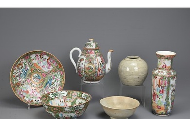 A GROUP OF CHINESE PORCELAIN ITEMS, EARLY 20TH CENTURY AND E...