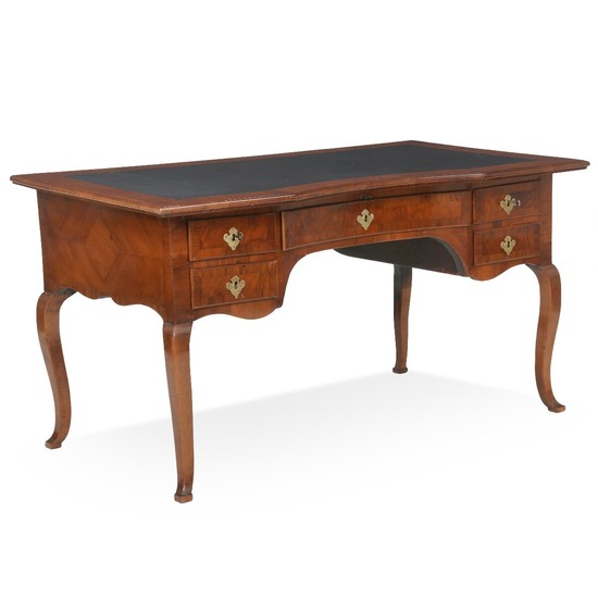A German Régence walnut desk with five drawers and black leather top. Ca. 1740. H. 78 cm. W. 152 cm. D. 78 cm.
