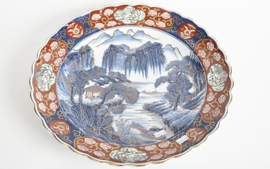 A JAPANESE IMARI CHARGER WITH WILLOW PATTERN, DIA.40CM, LEONARD JOEL LOCAL DELIVERY SIZE: SMALL