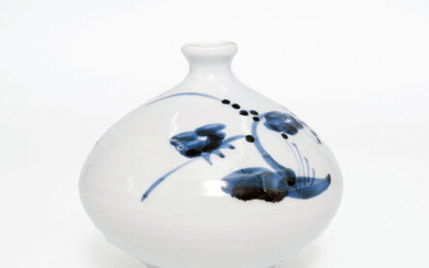 A Japanese Blue and White Porcelain Sake Bottle, 17th-18th Century