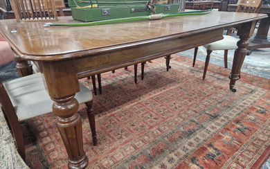 A LATE VICTORIAN MAHOGANY RECTANGULAR DINING TABLE WITH ONE LEAF, THE FOUR FLUTED CYLINDRICAL LEGS