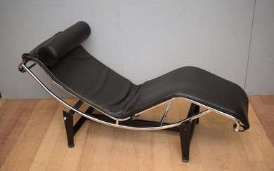 A LE CORBUSIER STYLE LC4 LEATHER LOUNGE CHAIR (77H x 162W x 55D CM) (LEONARD JOEL DELIVERY SIZE: LARGE)