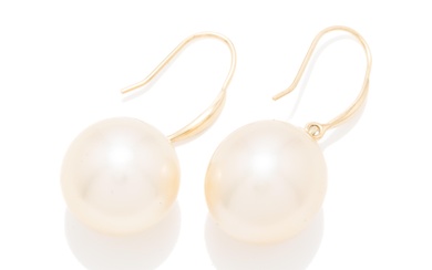 A PAIR OF 14CT GOLD SOUTH SEA PEARL DROP EARRINGS