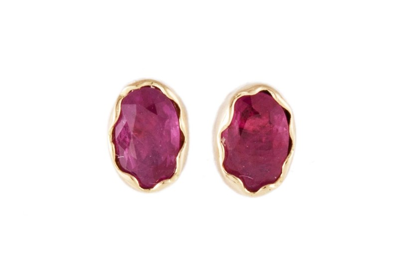 A PAIR OF RUBY STUD EARRINGS, mounted in yellow gold