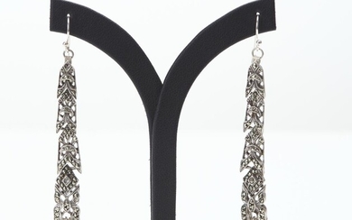 A PAIR OF VINTAGE PASTE AND MARCASITE EARRINGS IN SILVER, TO HOOK FITTINGS, LENGTH 73MM