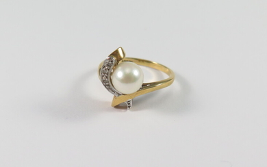 A PEARL, DIAMOND AND GOLD RING