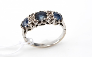 A SAPPHIRE AND DIAMOND RING IN 18CT WHITE GOLD AND PALLADIUM