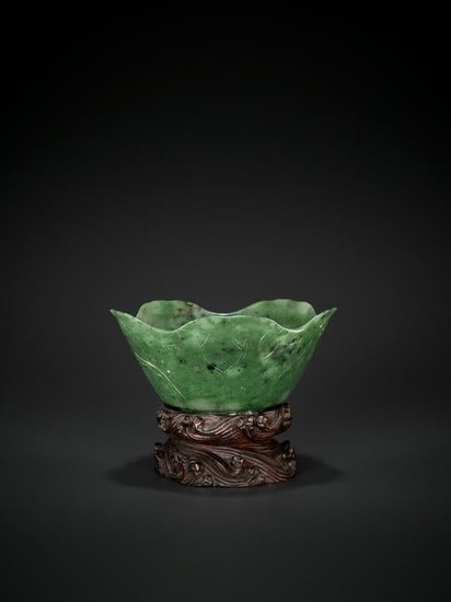 A SPINACH GREEN JADE BRUSH WASHER, QING DYNASTY
