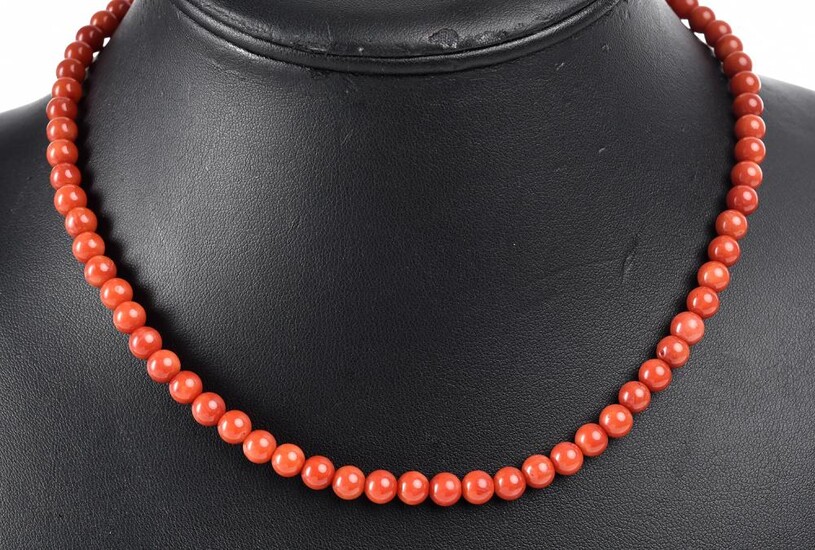 A STRAND OF DYED CORAL BEADS MEASURING 8.80MM, TOTAL LENGTH 42CMS