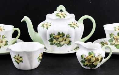 A beautiful Shelley (England) 'Hibiscus' 13882 tea set in 'Dainty'...
