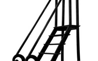 A black relacquered wood library step ladder, late 19th century - early 20th century | Escalier de bibliothèque en bois et placage de bois relaqués noir, fin XIXeme siècle - début du XXeme siècle