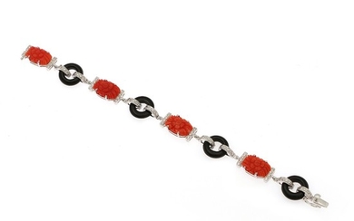 A coral, onyx and diamond bracelet set with numerous carved corals, polished onyxs and brilliant-cut diamonds, mounted in 14k white gold. L. 17.5 cm.