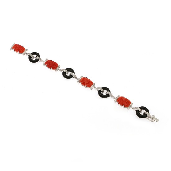 A coral, onyx and diamond bracelet set with numerous carved corals, polished onyxs and brilliant-cut diamonds, mounted in 14k white gold. L. 17.5 cm.