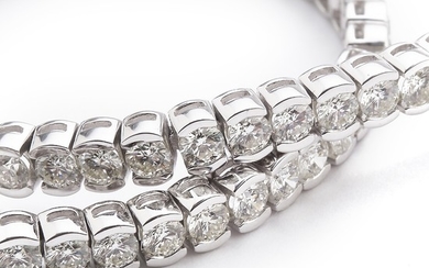 A diamond bracelet set with numerous brilliant-cut diamonds weighing a total of app. 5.11 ct., mounted in 18k white gold. H-I/VS. Excellent-cut. L. app. 18 cm.