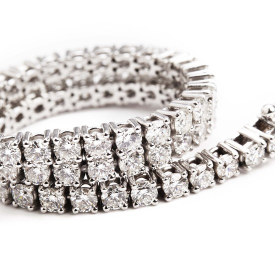 A diamond bracelet set with numerous brilliant-cut diamonds weighing a total of app. 5.21 ct., mounted in 18k white gold. G-H/SI-P1. L. app. 18.5 cm.