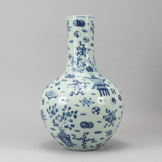A large Chinese blue and white tianqiuping vase, second half of the 20th century.