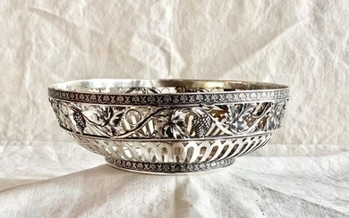 A large bowl - open work - museum quality - .900 silver - Master silversmith - Germany - Early 20th century
