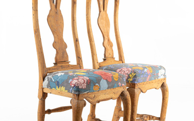 A pair of chairs, reclined and upholstered in the fabric “Stugrabatt”, Jobs Handprint, Rococo.