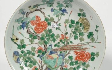 A round dish in polychrome porcelain of China called "Green Family". Period: early 18th century, Kangxi period. (Grain, small chips and a micro crack). Diameter: 35,3cm.