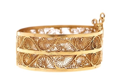 A wide 18k gold filligree bangle. W. 25 mm. Diam. 61 mm. Weight app. 59 g.