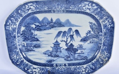 AN 18TH CENTURY CHINESE BLUE AND WHITE PORCELAIN RECTANGULAR DISH Qianlong. 28 cm x 20 cm.