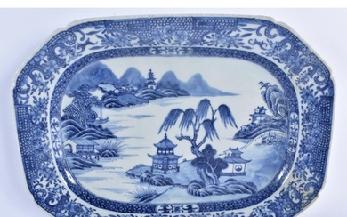 AN 18TH CENTURY CHINESE BLUE AND WHITE PORCELAIN RECTANGULAR...
