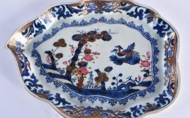 AN 18TH CENTURY CHINESE EXPORT BLUE AND WHITE PORCELAIN LEAF SHAPED DISH Qianlong. 19 cm x 4 cm.