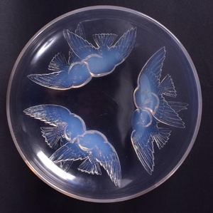 AN ART DECO FRENCH LALIQUE GLASS DISH decorated with