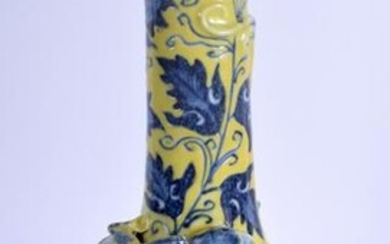 AN EARLY 19TH CENTURY CHINESE BLUE AND WHITE PORCELAIN