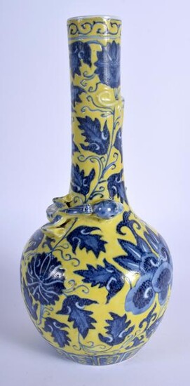 AN EARLY 19TH CENTURY CHINESE BLUE AND WHITE PORCELAIN