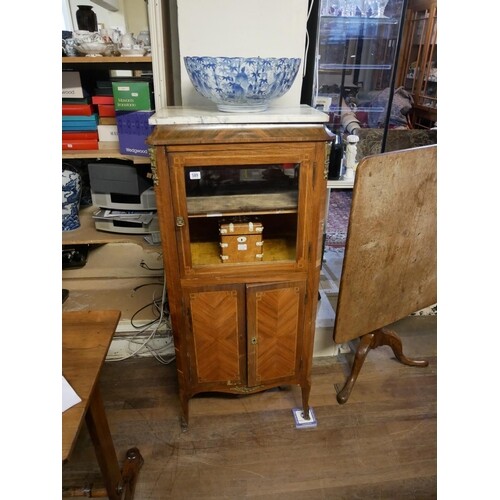 AN EARLY 20TH CENTURY FRENCH ROSEWOOD AND WALNUT VITRINE Wit...