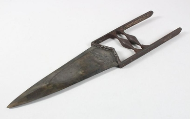 AN EARLY INDIAN WATERED STEEL KATAR DAGGER, blade 21cm