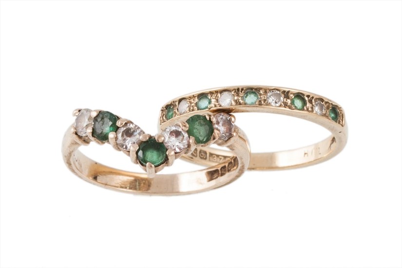 AN EMERALD AND DIAMOND HALF ETERNITY RING mounted in 9ct gol...