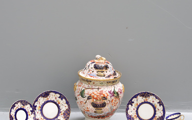 AN ENGLISH CREAMWARE POT POURRI JAR AND COVER, EARLY 19TH CENTURY.
