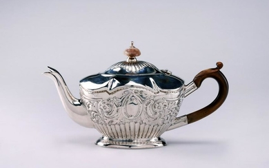 ARGENTIERE INGLESE DEL XIX SECOLO Teapot in chiseled