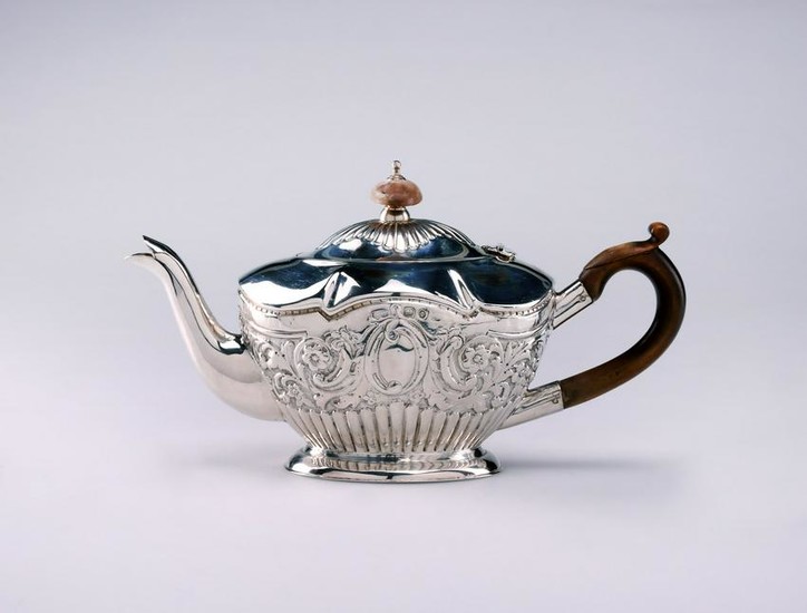 ARGENTIERE INGLESE DEL XIX SECOLO Teapot in chiseled