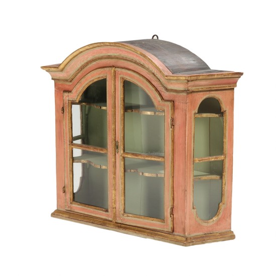An 18th century painted Baroque wall display cabinet, curved top, front with two vitrine doors. H. 79. W. 94. D. 28 cm.